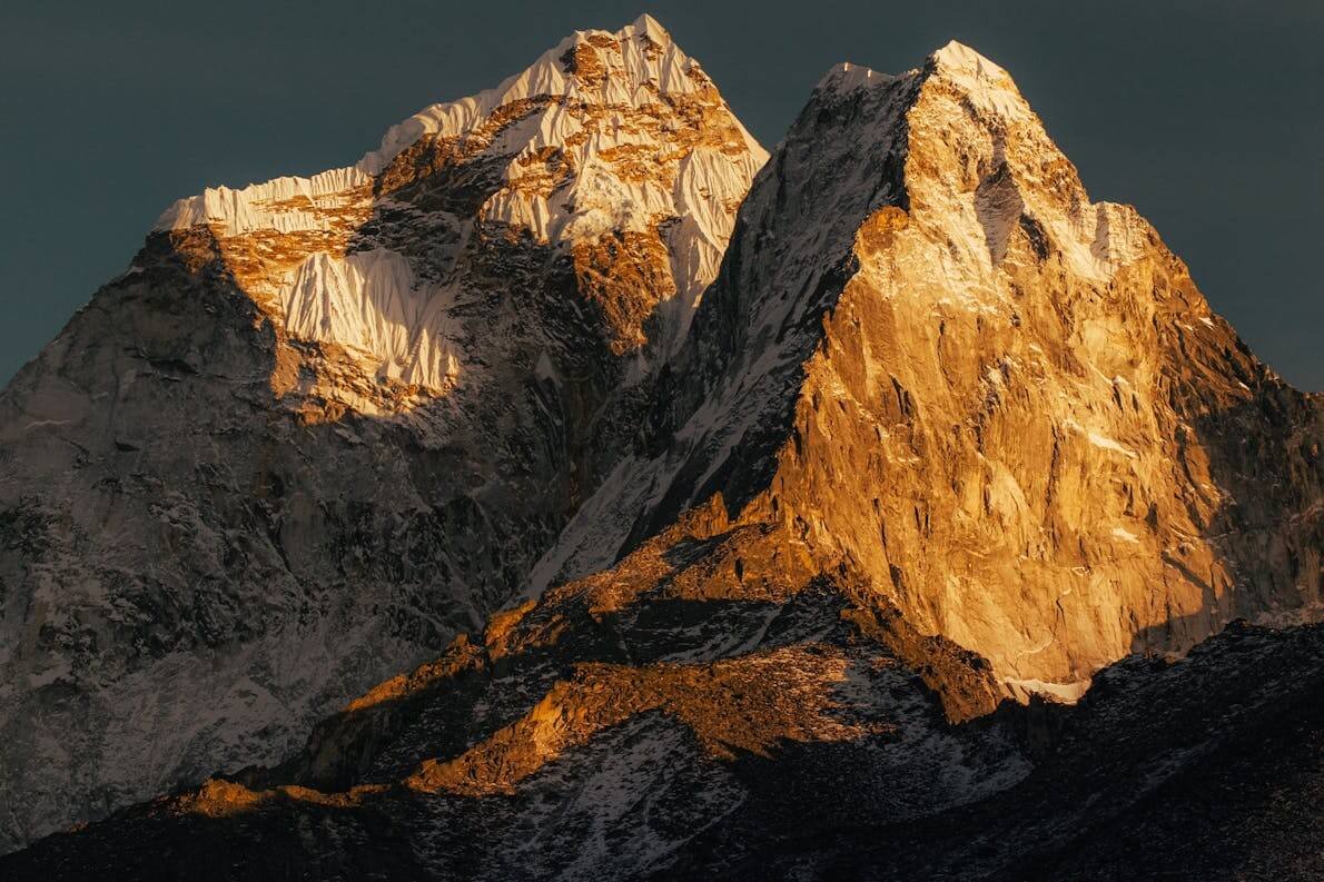 Snieguotos kalnų viršūnės saulėlydžio šviesoje – fonas kategorijai „SEO agentūra“