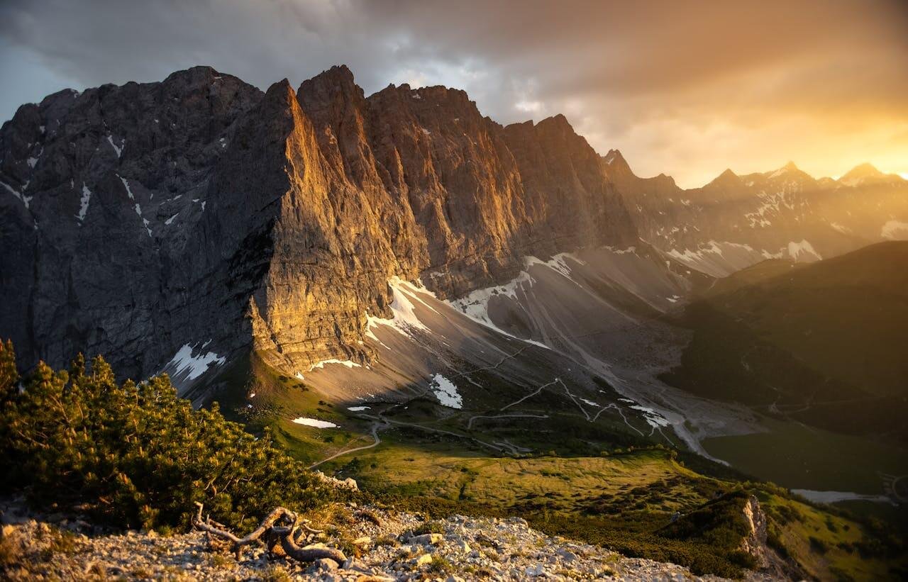 Kalnų šlaitas saulėlydyje – fonas puslapiui „SEO auditas“