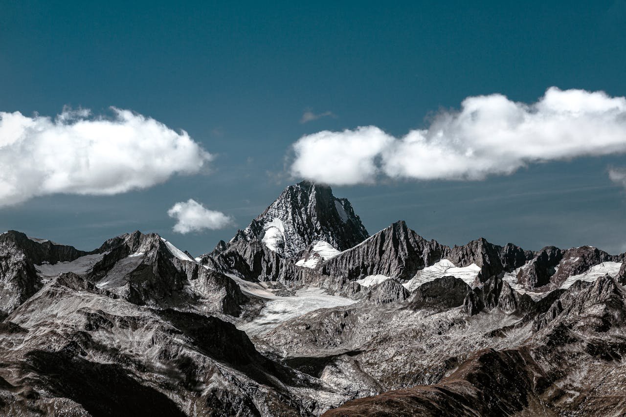 Snieguoti kalnai ir uolėtos viršūnės – fonas skiltčiai „SEO tekstai“