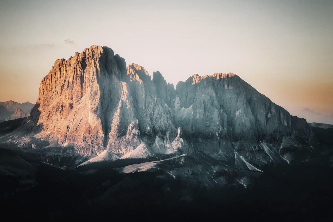 Saulėlydžio nušviesta masyvi uolėta kalnų siena – svetainės matomumo rezultatai PRIEŠ ir PO su vidiniu SEO optimizavimu